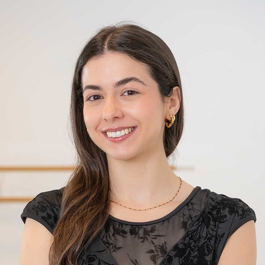 ​Élia Medeiros unterrichtet Kindertanz und Contemporary Jazz.
